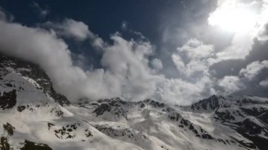 dağların ve bulutların zaman atlamalı. ilk güneşli ama sonra karanlık olur