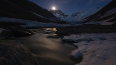 ay, dağ vadisi ve nehir zaman atlamalı. Moonrise. karla kaplı dağlar 