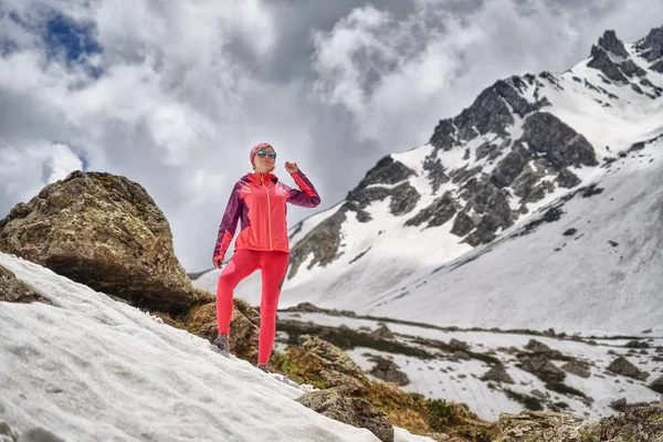 美しい山の背景に赤いハイキング女性の肖像画. — ストック写真