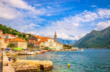 Güzel Akdeniz manzarası - Perast kasabası, Kotor Körfezi (Boka
