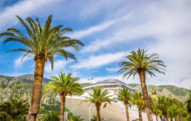 Karadağ 'ın eski kenti Kotor' da yolcu gemisi.