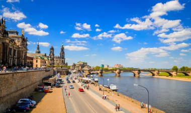 Dres 'teki Elbe nehri ile Eski Şehir mimarisinin yaz manzarası