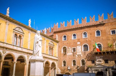 Piazza delle Erbe Verona, Veneto bölgesinin merkezinde, İtalya. 