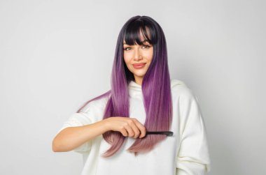 Mükemmel ciltli ve uzun taraklı güzel bir genç kadın.