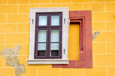 stare okna na ściana żółty