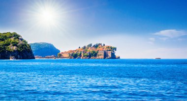  Sveti Stefan, adanın eski tarihi kasabası ve tatil köyü. Mon