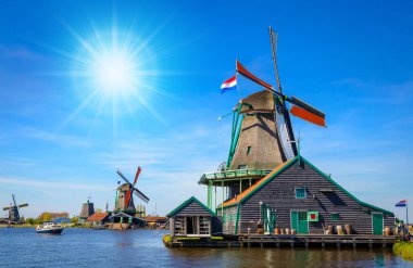 Geleneksel Hollanda yel değirmenleri ve Zaanse Schans, Hollanda, Avrupa 'daki kanal yakınlarındaki evler