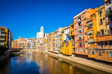 Girona, Katalonya, Spai 'deki Onyar nehrindeki ünlü renkli evler
