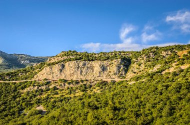Karadağ 'ın Budva kenti yakınlarındaki yüksek dağlar ve güzel doğa
