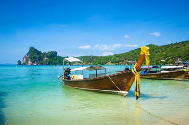 Geleneksel uzun kuyruklu tekneler güzel tropikal ada Ko Phi yakınlarında.