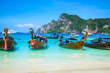 Geleneksel uzun kuyruklu tekneler güzel tropikal ada Ko Phi yakınlarında.