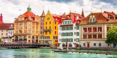 Lucerne, İsviçre 'nin güzel nehir manzarası