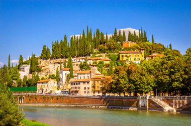 Teatro Romano ve San Pietro Şatosu Verona 'daki Adige Nehri' nde.
