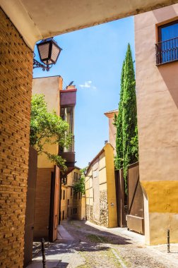 İspanya 'nın Toledo şehrindeki orta çağ sokağı.