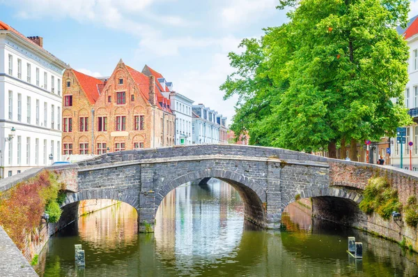 Bruges eski kasabasında güzel kanal ve geleneksel evler