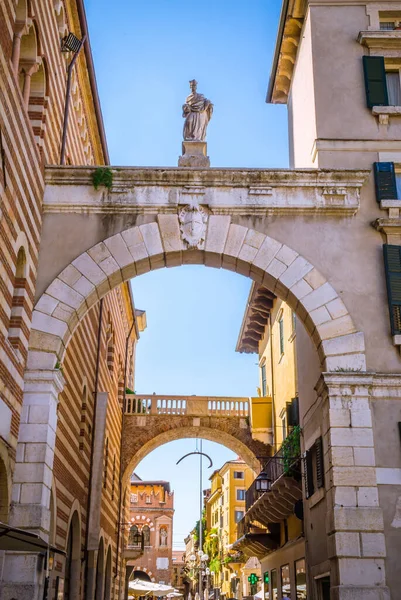 Verona, Veneto bölgesinin İtalya güzel Eski sokaklar. 