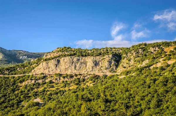 Karadağ 'ın Budva kenti yakınlarındaki yüksek dağlar ve güzel doğa
