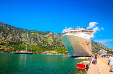 Karadağ 'ın eski kenti Kotor' da yolcu gemisi.