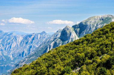 Karadağ 'ın Kotor kenti yakınlarındaki dağların panoramik manzarası.