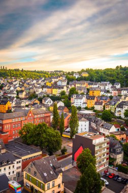 Almanya 'da gün batımında Idar-Oberstein' in panoramik hava manzarası