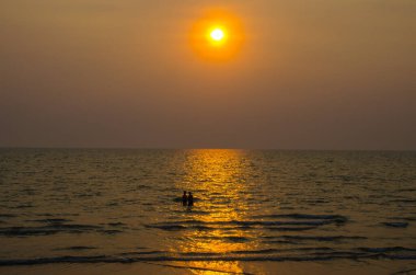 Gün batımında güzel Pattaya plajı, Tayland
