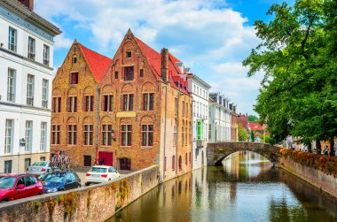 Bruges eski kasabasında güzel kanal ve geleneksel evler