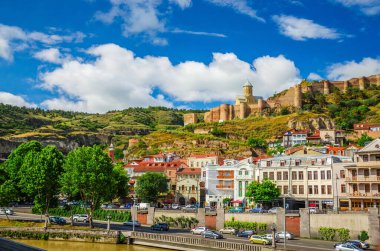 Tiflis ve Narikala Şatosu 'nun eski merkezindeki tepeler, Georgia