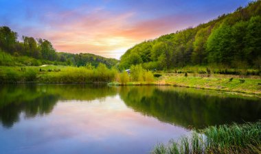 Bahar gölü ve orman gün batımında