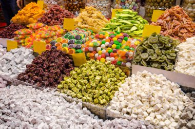 Geleneksel Türkçe, Mısır Pazarı 'nda şekerleme yapmaktan zevk alır.