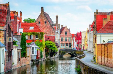 Bruges eski kasabasında güzel kanal ve geleneksel evler