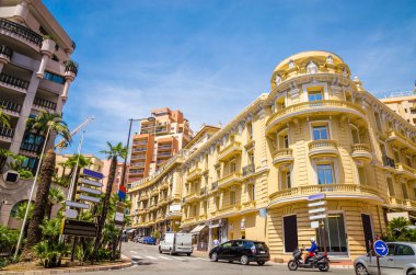 Monte Carlo, Monac 'ın güzel sokakları ve eski lüks binaları.