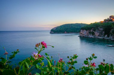 Gün batımında güzel ada manzarası
