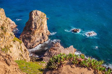 Cabo da Roca uçurumlarının yaz manzarası ve Atlantik Okyanusu, Portekiz.