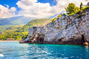  Sveti Stefan, adanın eski tarihi kasabası ve tatil köyü. Mon