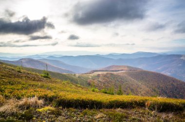 Bulutlu bir günde sonbahar dağları