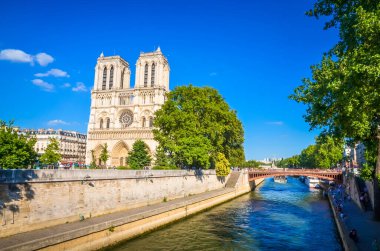 Paris, Fransa 'daki ünlü katedral Notre Dame de Paris. 