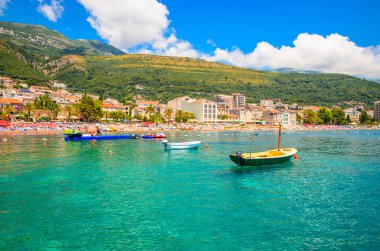 Güzel Akdeniz manzarası - Karadağ 'ın Petrovac kenti. 