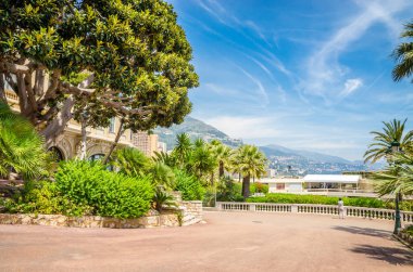 Monte Carlo, Monac 'ın güzel sokakları ve eski lüks binaları.