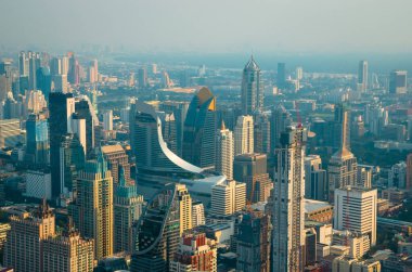 Bangkok, Tayland 'da gökdelenleri olan bir iş bölgesi.