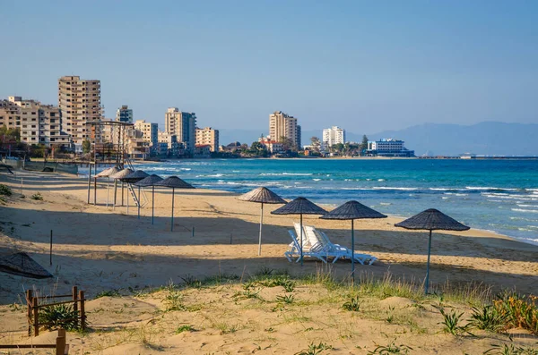 Kıbrıs 'ın Famagusta kenti yakınlarında gün batımında güzel bir sahil