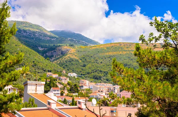 Güzel Akdeniz manzarası - Karadağ 'ın Petrovac kenti. 