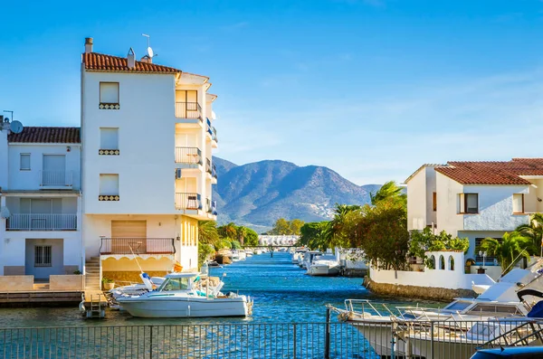 Yatları, tekneleri ve su yolları olan Empuriabrava 'nın yaz manzarası