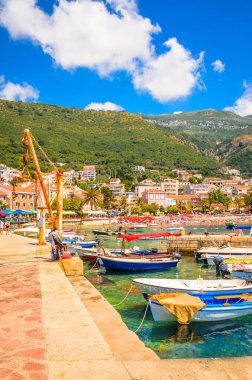 Güzel Akdeniz manzarası - Karadağ 'ın Petrovac kenti. 