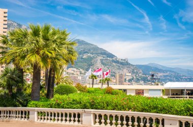 Monte Carlo, Monac 'ın güzel sokakları ve eski lüks binaları.