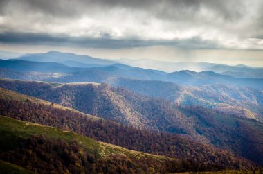 Bulutlu bir günde sonbahar dağları