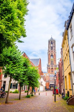 Geleneksel eski binalar ve Utre 'deki Dom katedralinin kulesi