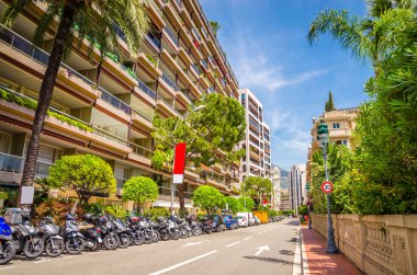 Monte Carlo, Monac 'ın güzel sokakları ve eski lüks binaları.