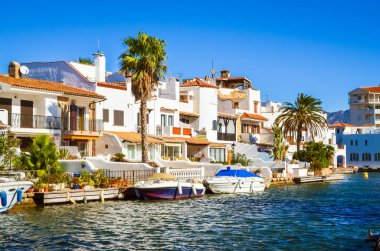 Yatları, tekneleri ve su yolları olan Empuriabrava 'nın yaz manzarası