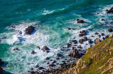 Cabo da Roca uçurumlarının yaz manzarası ve Atlantik Okyanusu, Portekiz.