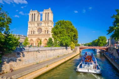 Paris, Fransa 'daki ünlü katedral Notre Dame de Paris. 
